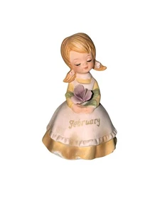 Estatuilla de niña vintage de febrero con vestido de flor violeta de 4" de cerámica coleccionable - Imagen 1 de 8
