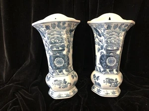 Juego de 2 jarrones colgantes de pared de cerámica de transferencia azul vintage - Imagen 1 de 7