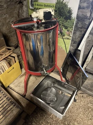 Imkereibedarf :  elektr. Honigschleuder, Beutenzubehör,  Zargen und dgl. - Bild 1 von 4