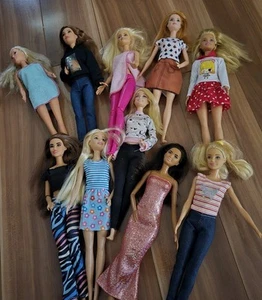 Lotto 10 Barbie Rosso Marrone Capelli Biondi Vestito Vestiti Set Vestiti Pantaloni - Foto 1 di 4