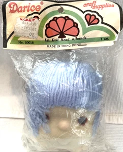 Vintage Darice Puppe Kopf & Hände Bastelbedarf Set blau Garn Haare Hongkong orig. Pkg - Bild 1 von 4