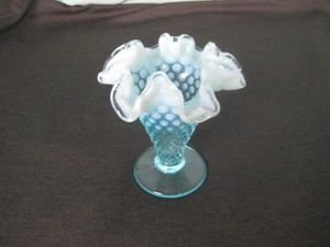Fenton kleine opalisierende Vase Schuhnagel blau geraffter Rand ca. 3 cm hoch EPOC - Bild 1 von 3