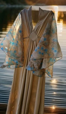 Maxi Vestido Angelic Años 70 Hippie Fluido Mangas Ala de Ángel Beige Azul Aciano ML Foto 1 de 4