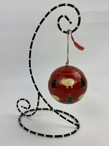 Adorno de Navidad bola roja con cerdo diseño de árbol de Navidad hecho en la India - Imagen 1 de 8