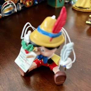 Enesco Disney Pinocho Un niño de verdad para árbol de Navidad adorno marioneta - Imagen 1 de 5