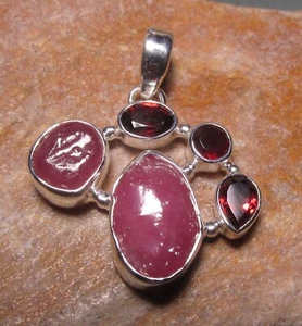Colgante de piedras preciosas de granate y rubí en bruto de plata de ley 925. Bolsa de regalo. - Imagen 1 de 5