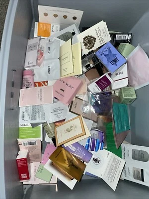 Mini lote mixto de viaje de maquillaje y cuidado de la piel y perfume de belleza (20 piezas) Foto 1 de 3