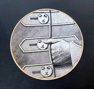 Plato de cena de cerámica Julia de Fornasetti para Rosenthal - Imagen 1 de 10
