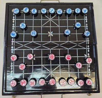 Juego de tablero de ajedrez chino vintage negro, madreperla, piezas rematadas rojas y azules Foto 1 de 4