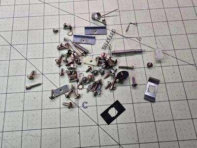 Детали проигрывателя Sanyo Plus Q40 — винты, разъемы, пружины - Изображение 1 из 4