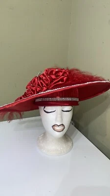 Fabuloso vestido rojo/sombrero de iglesia de Ms. Divine  Foto 1 de 4