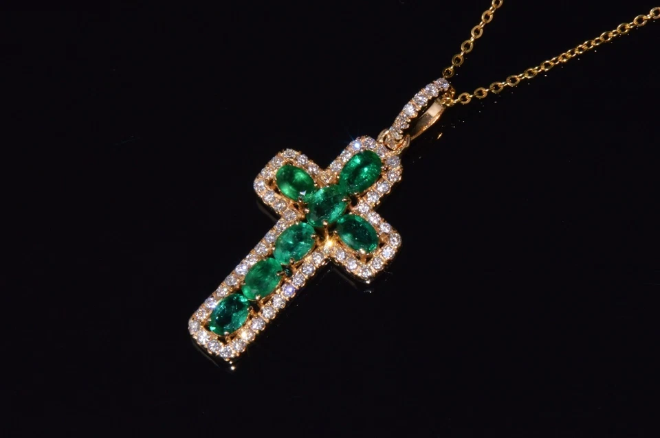 Colgante en forma de cruz esmeralda verde simulada de corte ovalado enchapado en oro amarillo de 14 k Foto 1 de 4