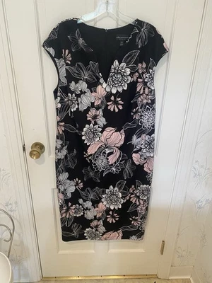 "Vestido midi con estampado floral talla grande CONNECTED negro 16 W elástico 43"" L" Foto 1 de 4
