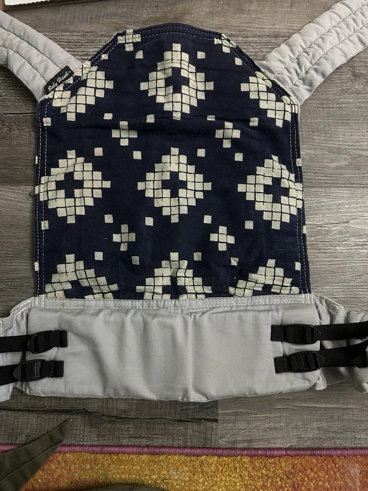 BabyHawk ¡OH BROCHE DE PRESIÓN! Portabebés Patrón Geométrico - Gris y Azul Marino Foto 1 de 3