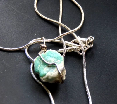 Ciondolo in filo d'argento 925 con smeraldo naturale nella matrice di quarzo - Immagine 1 di 4