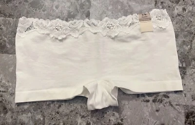NWT AMBRIELLE MEDIUM WHITE SEAMLESS LACE NYLON SPANDEX BOYSHORT HIPSTER PANTIES - Image 1 of 4