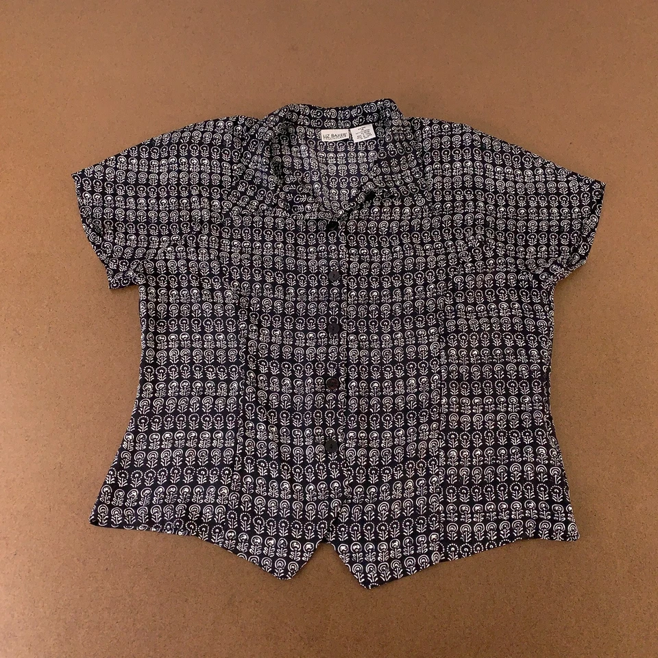 Liz Baker Essentials女式14黑色白色花卉短袖纽扣前上衣 — 第 1/4 张图片