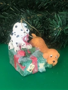 SAN FRANCISCO MUSIC BOX ORNAMENTO NATALIZIO CON CUCCIOLI E MUSICA - Foto 1 di 5