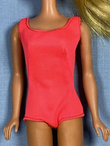 Barbie SunSet Malibu 1974 #1067 (finales de 1974) traje de baño rojo neón difícil de encontrar (sin muñeca) en muy buen estado - Imagen 1 de 3