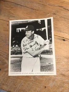 Seltenes Format signiert 8 x 10 Stan Musial BW Hochglanz Musial und Biggies Restaurant - Bild 1 von 5