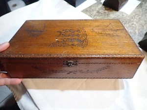 Antigua caja de madera vintage/joyería de 1947 - hecha a mano - como está - Imagen 1 de 7