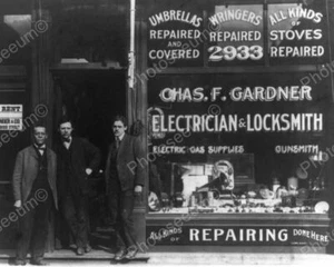 Cerrajero y Electricista Tienda Frontal 8x10 Reimpresión De Foto Antigua - Imagen 1 de 1