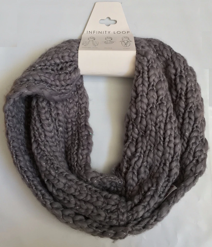 NUEVO CON ETIQUETAS VERA Sleet Gris Plata Metálico Infinito Lazo Tejido Bufanda Talla Única  Foto 1 de 1