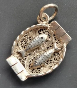 Rare Vintage Sterling Silver 2 Fish in a Basket Bracelet Charm 1.8g - Picture 1 of 6