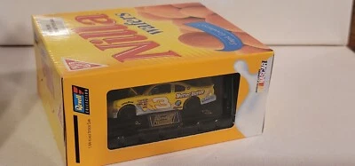 Coche fundido a presión DALE WONHARDT Jr. #3 NILLA WAFERS 1/64 NUEVO EN CAJA NASCAR NUNCA abierto Foto 1 de 4