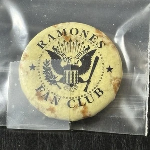 VINTAGE RAMONES FAN CLUB BUTTON VERY RARE IN OK CONDITION SOME RUST ON Front - Picture 1 of 3