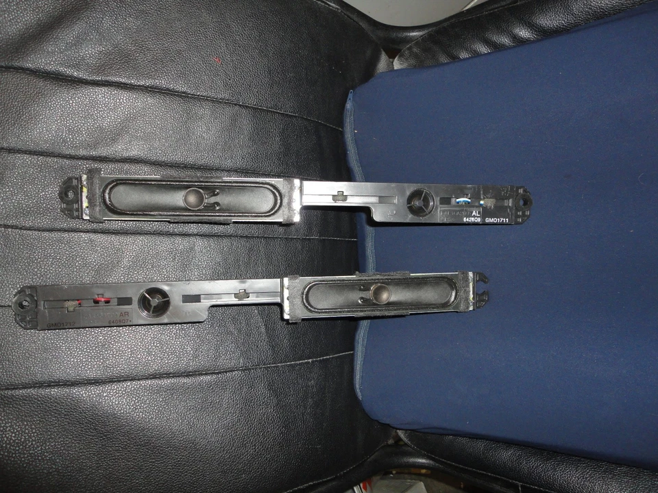 HITACHI SPEAKER SET EAK16A209AL & AR USED IN MODELS 55HDS69 & 42HDS69  EAS16S04A - Image 1 of 1