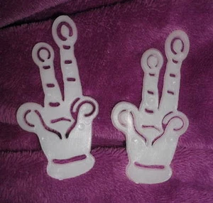 2 Manos Planas Alien que Brillan en la Oscuridad ET para DECORACIÓN HALLOWEEN NUEVO - Imagen 1 de 1