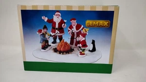 LEMAX CHRISTMAS CELEBRATION Santa Elves Roasting Marshmallows Lagerfeuer mit Box NEU - Bild 1 von 8