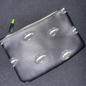 IPSY Cosmético Maquillaje Glamour Bolso Bonito Malvado Vampiro Labios Colmillos Octubre 2021 - Imagen 1 de 9