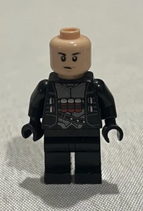 Minifigura Lego personalizada chaqueta negra bote rojo armadura plateada brazos y pantalones negros - Imagen 1 de 1