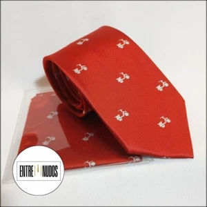 CONJUNTO DE CORBATA Y PAÑUELO CON FONDO ROJO Y VESPAS EN BLANCO - Imagen 1 de 1