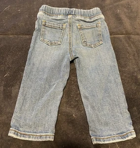 Pantalones de mezclilla azules calce recto para niñas pequeñas marca jumping beans talla 12 meses. - Imagen 1 de 4