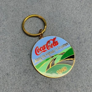 Coca-Cola Round Keychain 1949 "Along The Highway To Anywhere" Collectible Gold - Picture 1 of 3