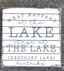 Letrero de madera de listones del lago Kentucky decoración de pared hogar/jardín 14x14"" lo que sucede en........ - Imagen 1 de 4