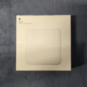 Apple USB-C 96w Power Adapter model MX0J2AM/A BRAND NEW mABJ - Picture 1 of 3