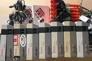 NES LOT - KONSOLEN / CONTROLLER / ZAPPERS / SUPER MARIO BROS-DUCK HUNT *AS-IS - Bild 1 von 24