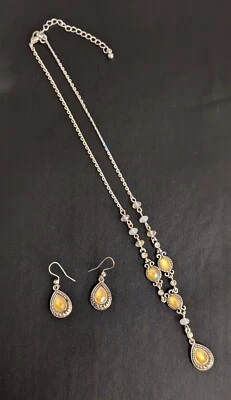 Juego de pendientes perforados collar Y vintage Lariat, joyería Avon, piedra amarilla Foto 1 de 4