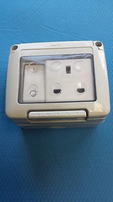 GEWISS IP55 WEATHERPROOF SOCKET LIGHT GREY PLASTIC WITH SEPARATE SWITCH GW20503