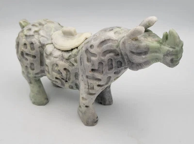 Hermoso quemador de incienso de rinoceronte tallado en piedra de jade de colección. Edad desconocida  Foto 1 de 4