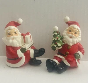 2 Vintage Napco Napcoware Weihnachtsmann Figuren sitzend Weihnachtsgeschenk Baum rot - Bild 1 von 9