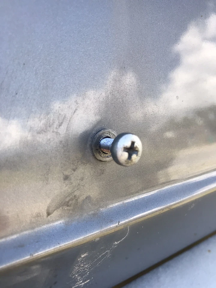 000085-005151 LICENSE SCREW W126 300SE 300SD 420SEL 560SEC 560SEL 500SEC 500SEL - Image 1 of 1