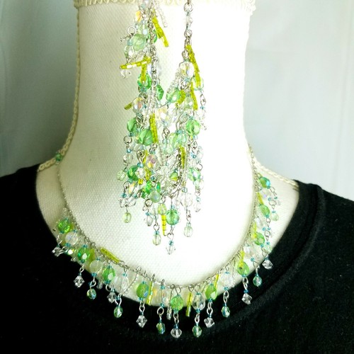 VETEMENTS Set Collana e Bracciale Perline Verde Iridescente Pendente Bavaglino Tono Argento Bianco