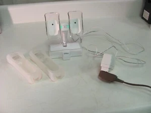 NYKO Charge Base 87048-E14 Induction Charging Stand for Nintendo Wii Controllers - Picture 1 of 10