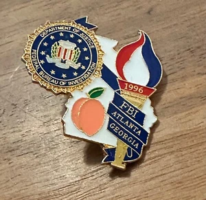 Prendedor de seguridad olímpico melocotón del Departamento de Justicia del FBI Atlanta 1996 - Imagen 1 de 1
