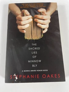 The Sacred Lies of Minnow Bly by Stephanie Oakes Paperback - Foto 1 di 4